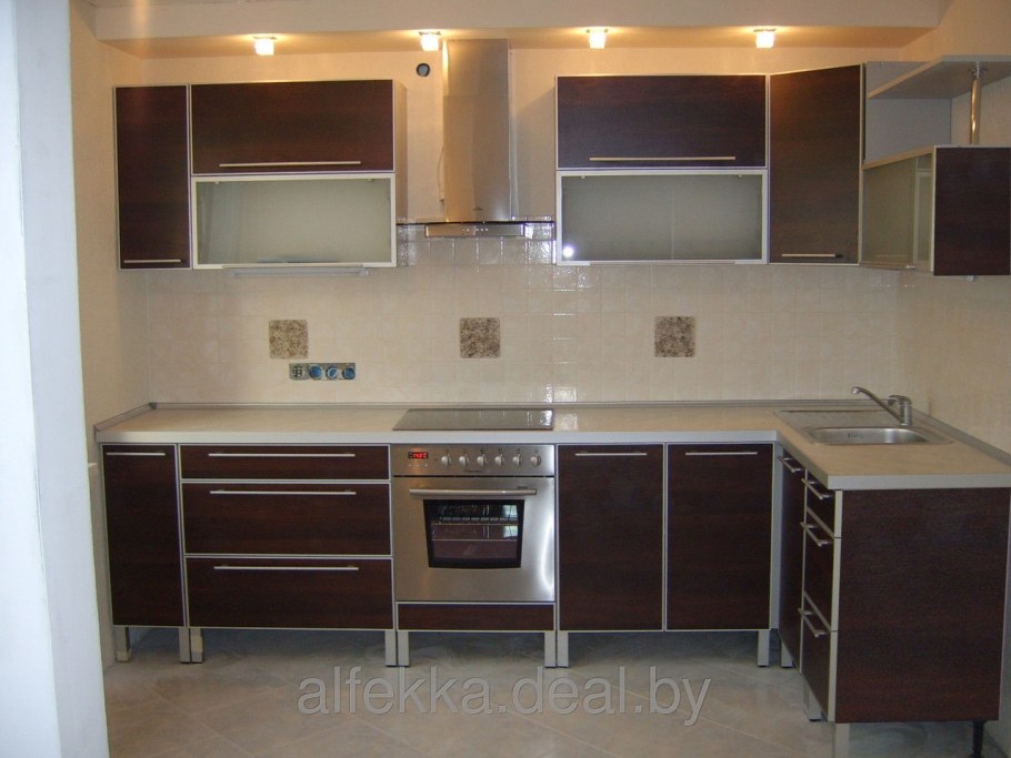 Кухонный гарнитур с ножками