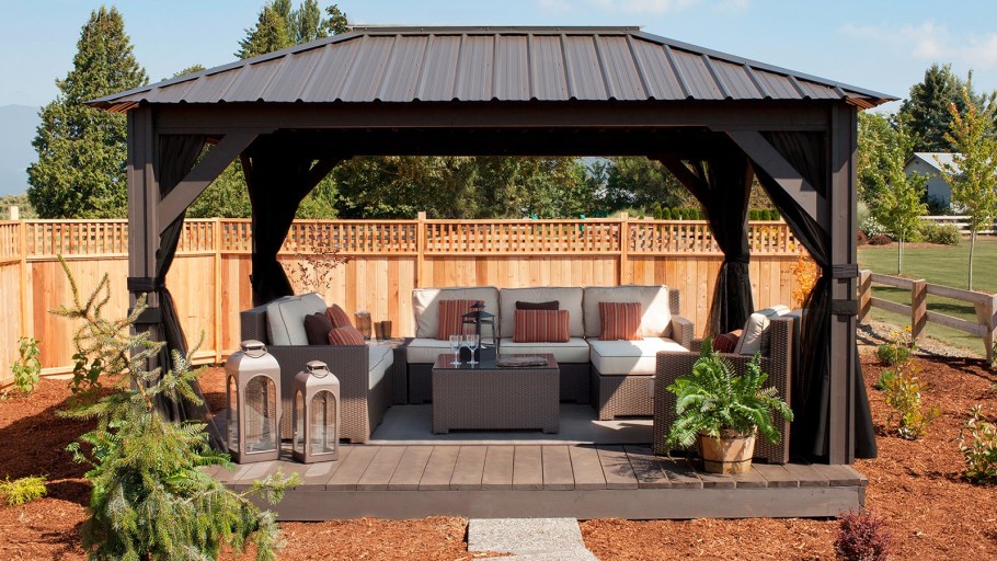 Открытая беседка с качелями