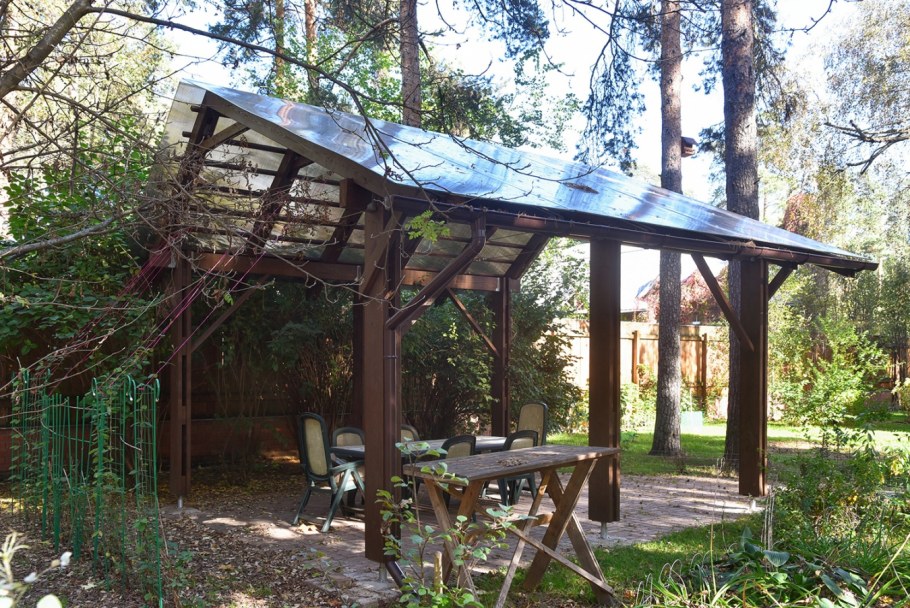 Беседка с крышей из поликарбоната