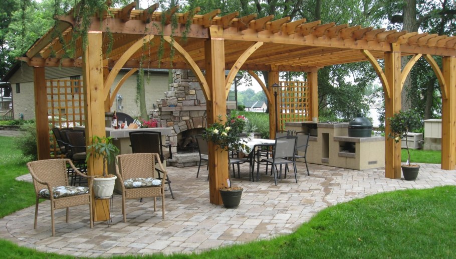 Четырехскатная крыша из поликарбоната для беседки