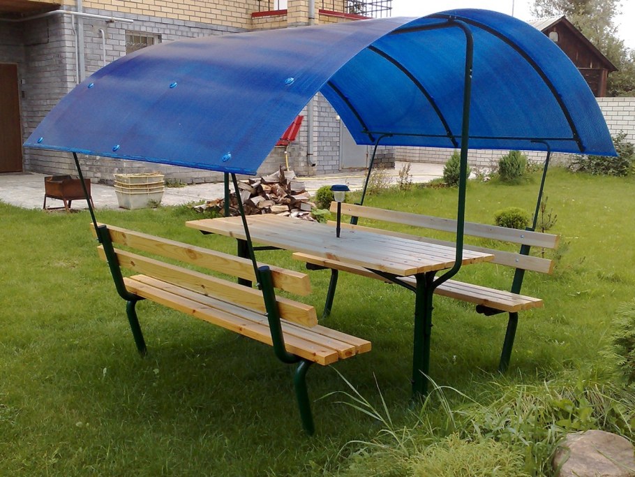 Беседка с четырехскатной крышей и мангалом