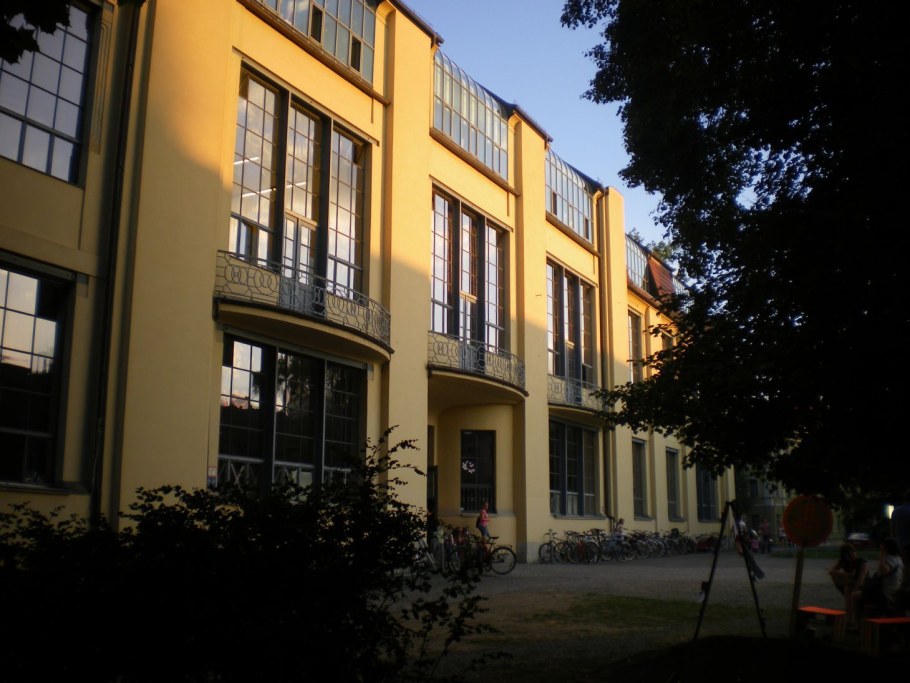 Здание Баухауза в Дессау (Архитектор в. Гропиус, 1925—1926).