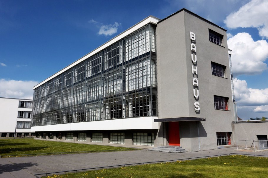 Здании школы Баухауза в Дессау