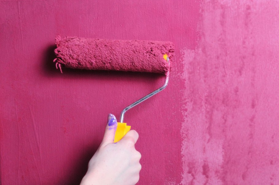 Покраска стен водоэмульсионной краской