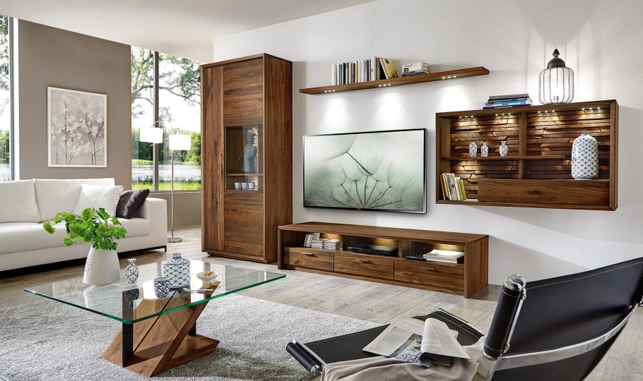 Гостиная с деревянной мебелью