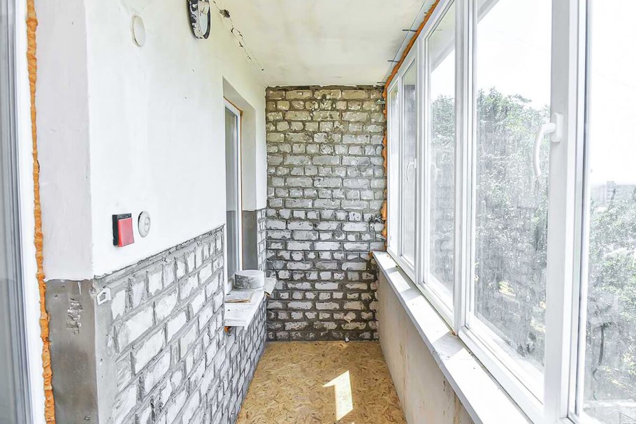 Отделка балкона декоративной штукатуркой