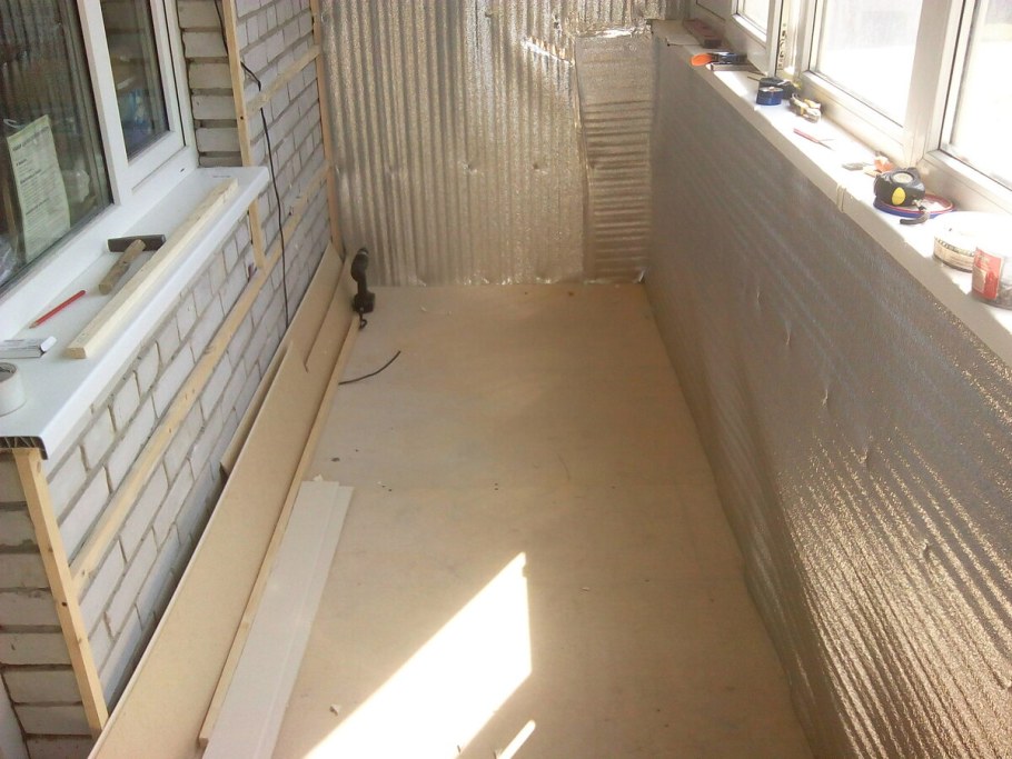 Обшивка старого балкона