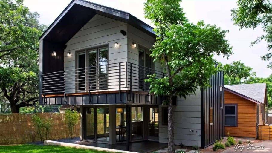 Дачный домик на высоких сваях