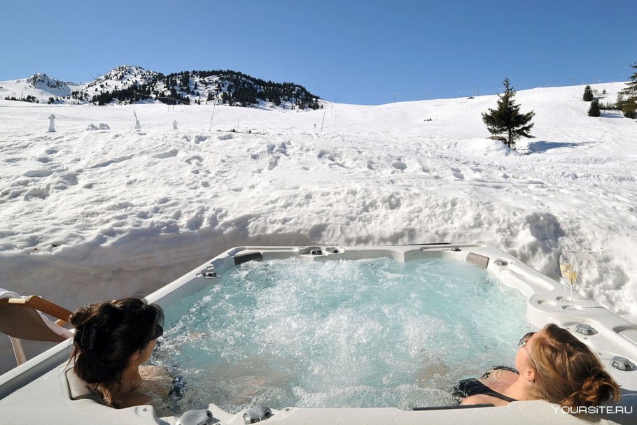 Открытый бассейн с подогревом