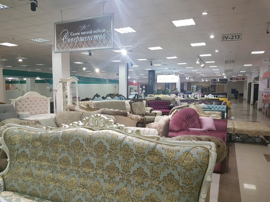 Улица Варшавская у мебельного континента