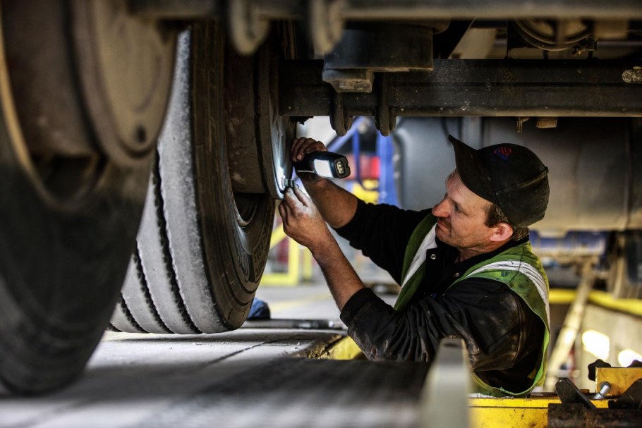 Автомеханик грузовых автомобилей