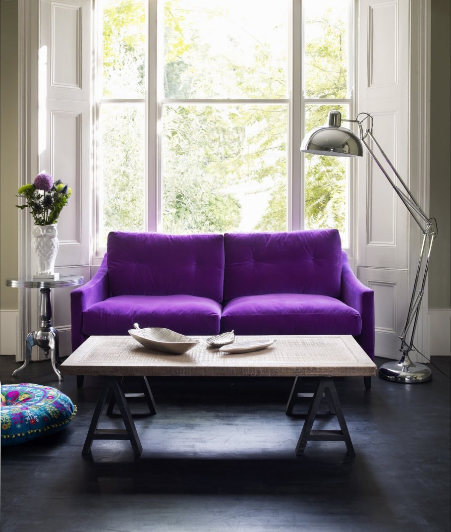 Фиолетовый диван в интерьере