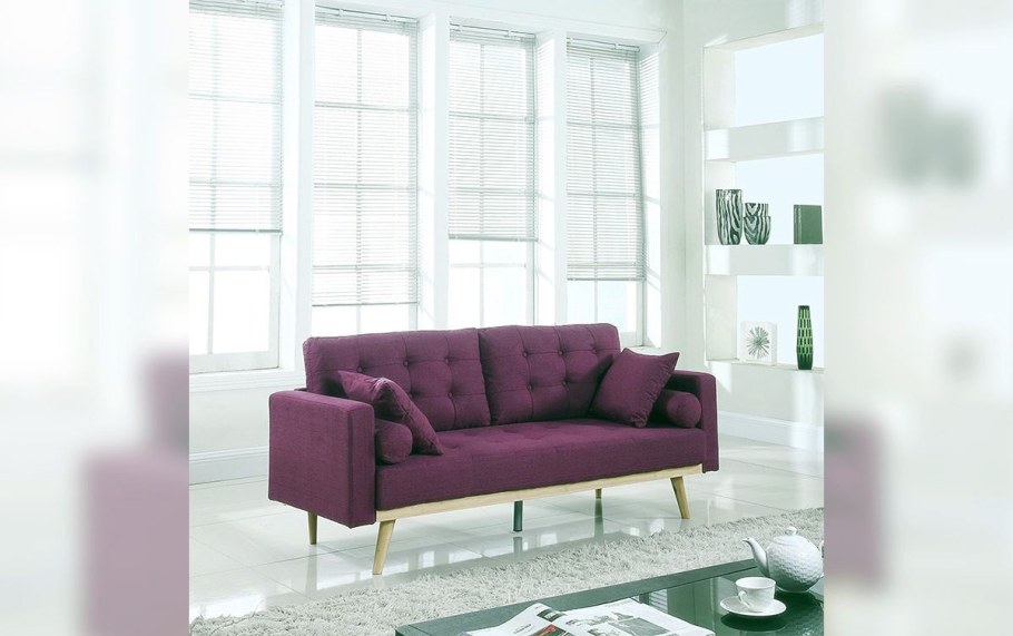 Сиреневый диван