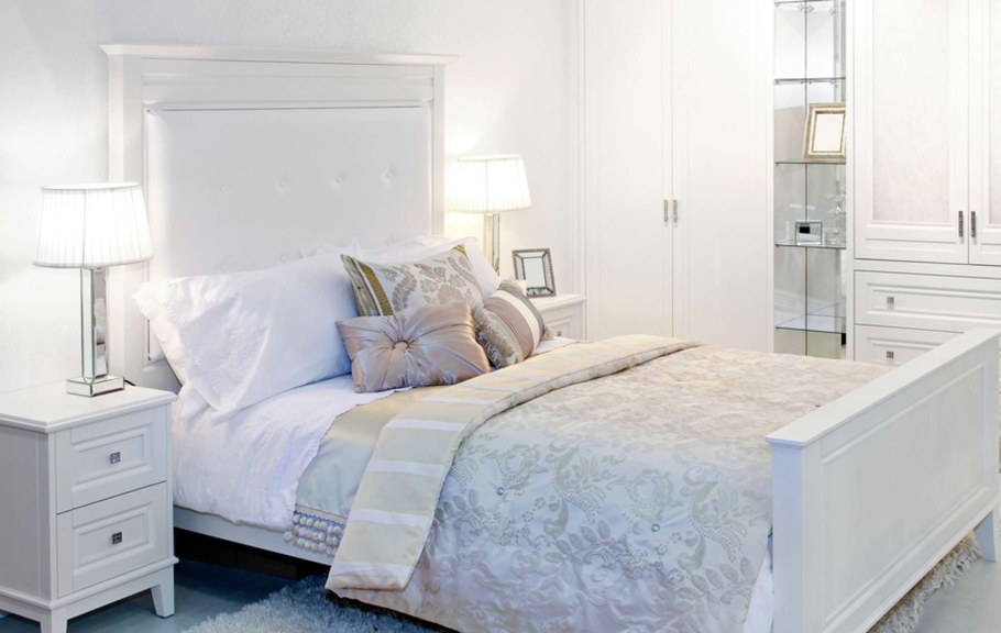 Интерьер белой спальни