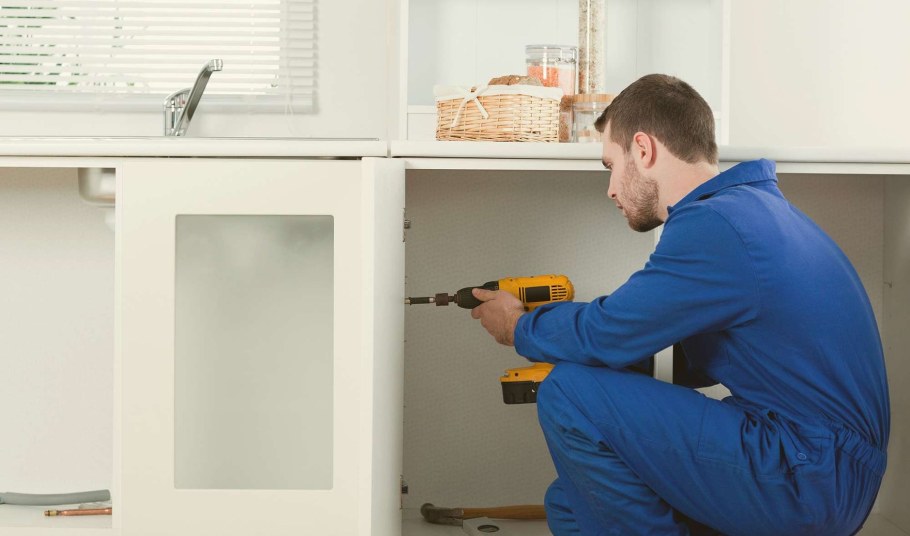 Собирает мебель