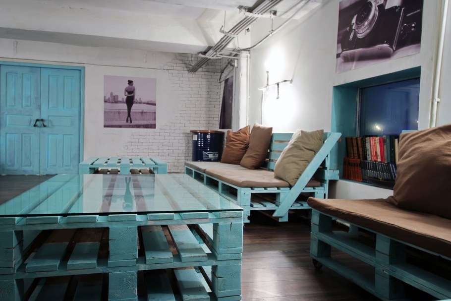 Лиловые стены в гостиной