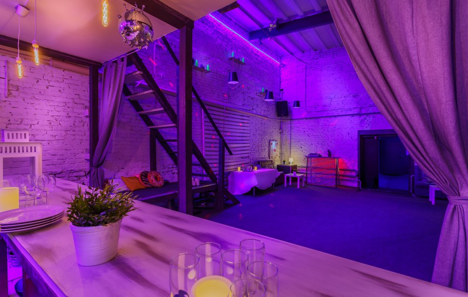 Фиолетовый диван в скандинавском стиле