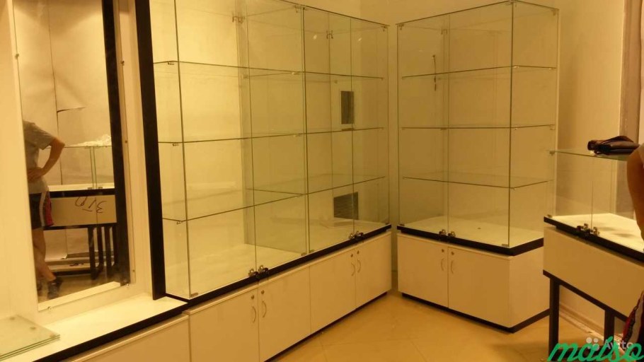 Витрина стеклянная для магазина