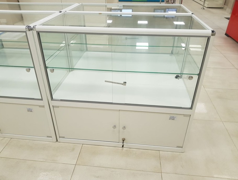 Стеклянные витрины для торговли