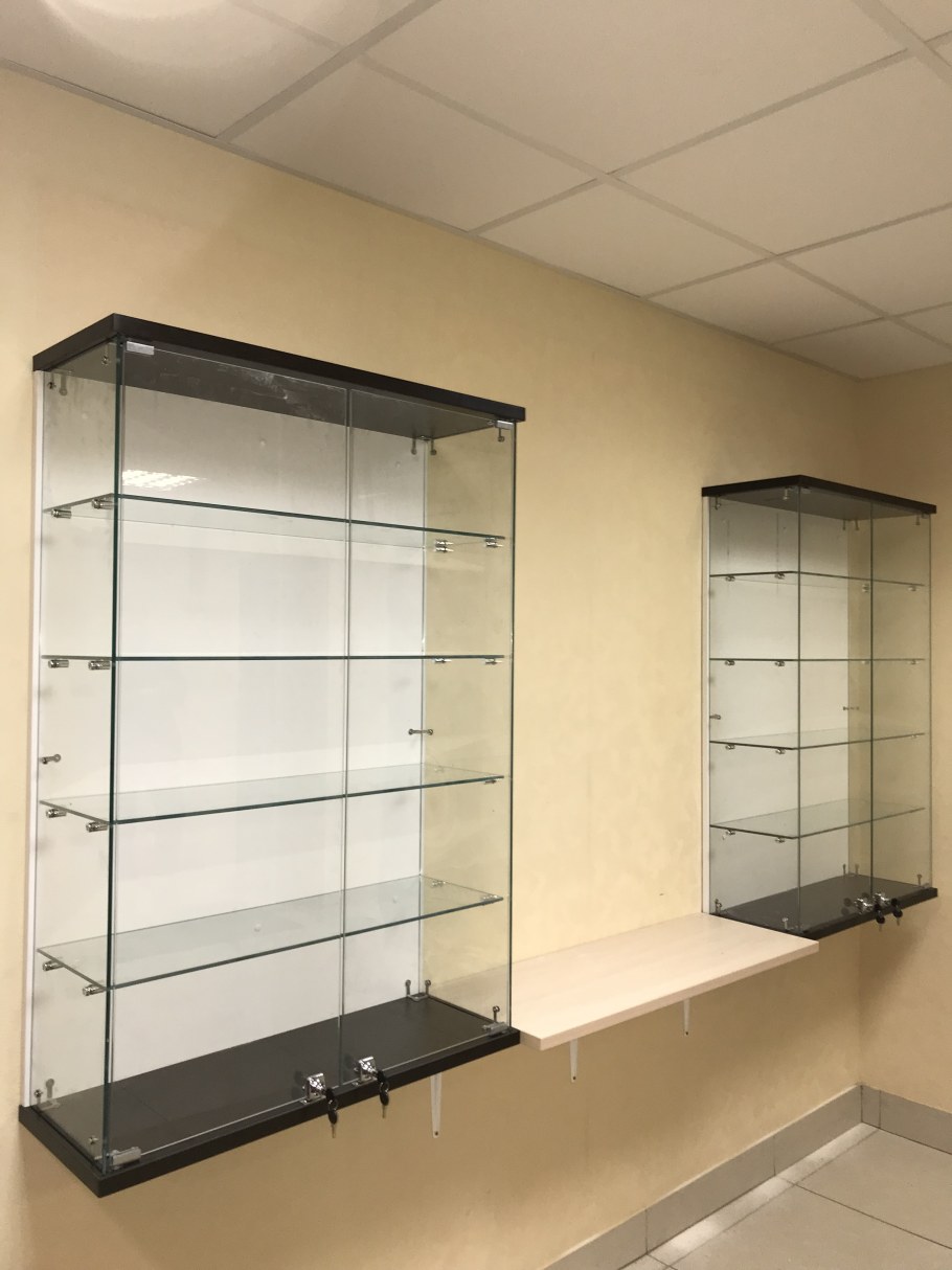 Навесные стеклянные витрины