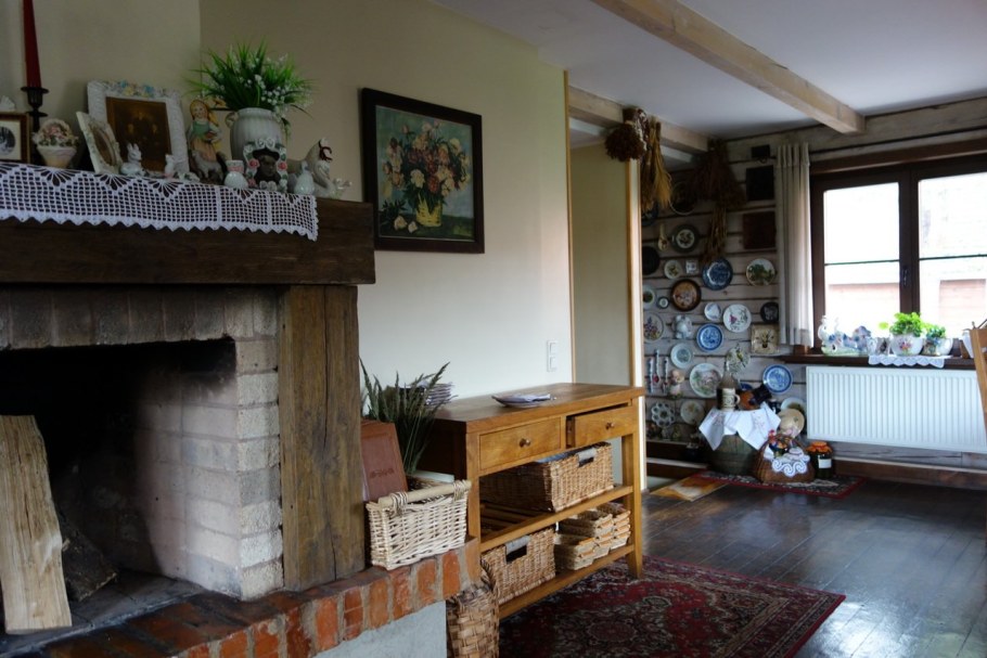 Кухня в бревенчатом доме в стиле Прованс