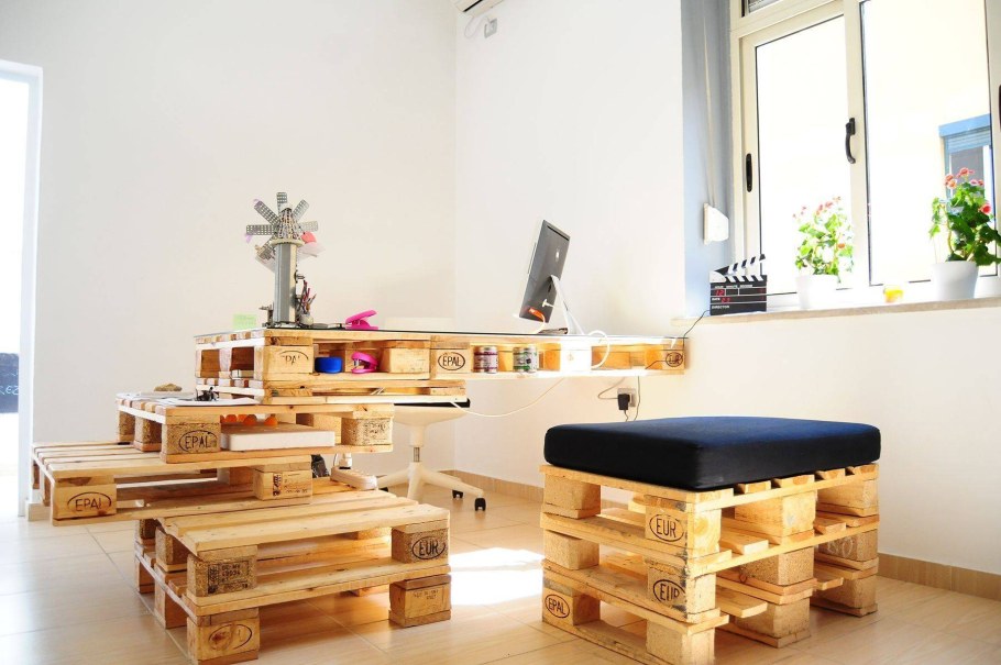 Деревянные паллеты в интерьере