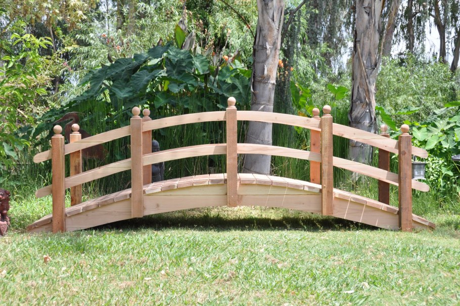 Цветник с мостиком