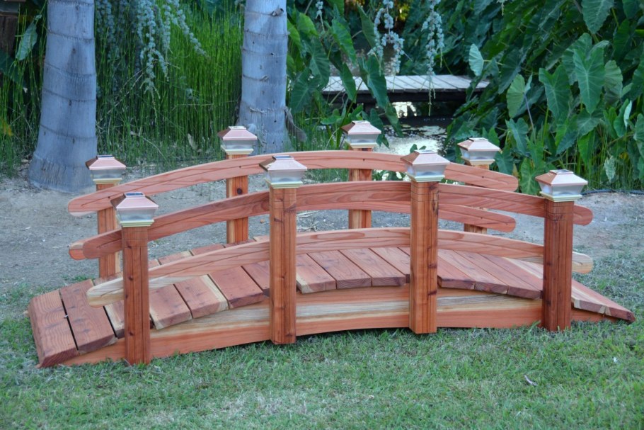 Декоративный мостик через ручей