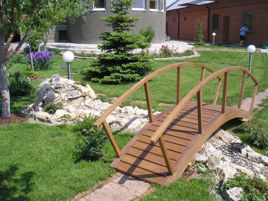 Декоративный деревянный мостик