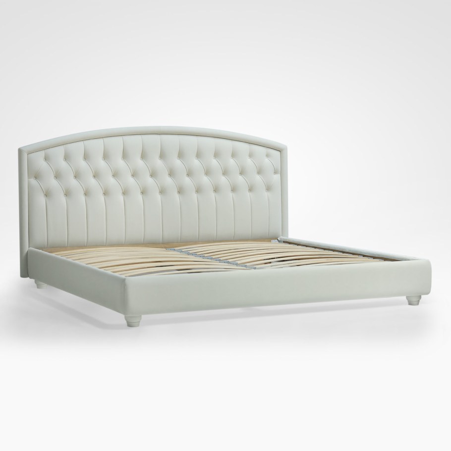 Девушка на матрасе