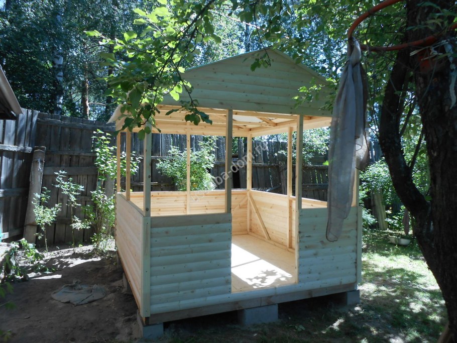 Беседка из материала для дачи