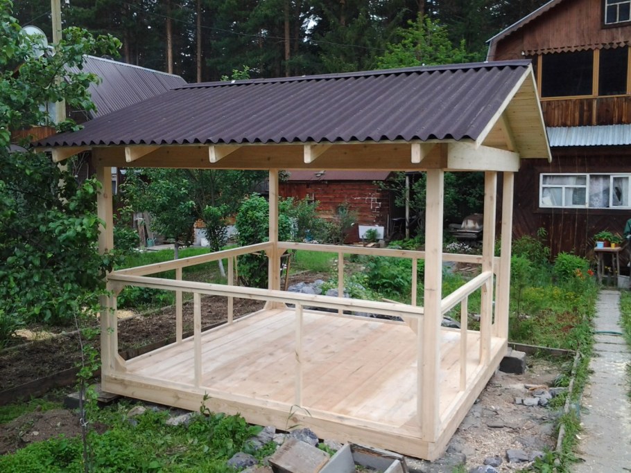 Беседка на даче из подручных материалов