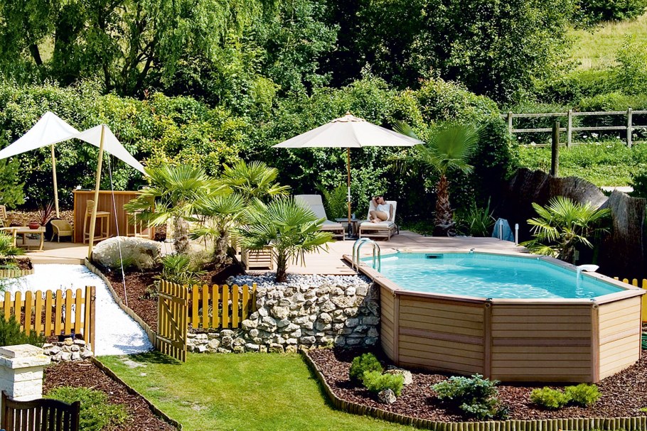 Бассейн на участке загородного дома