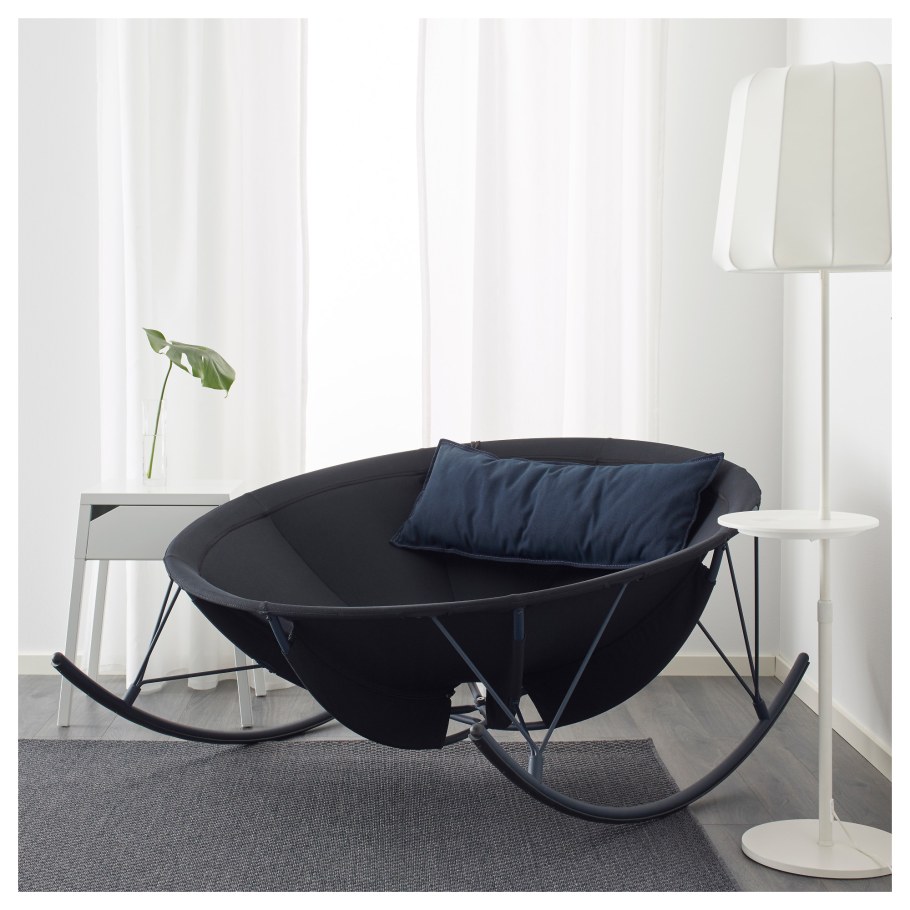 Круглая кроватка для новорожденного с малышом