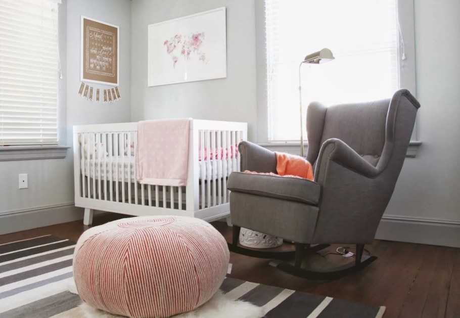 Белые деревянные кресла-качалки