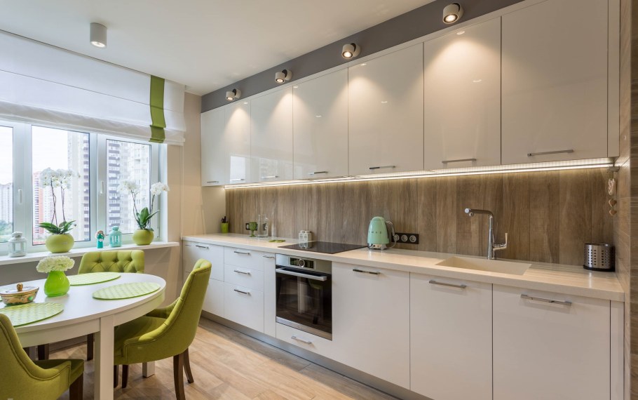 Кухня с высокими верхними шкафами