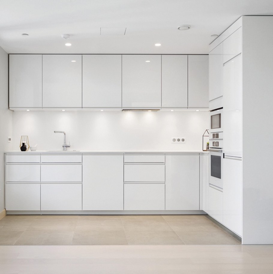 Кухня с антресолями до потолка