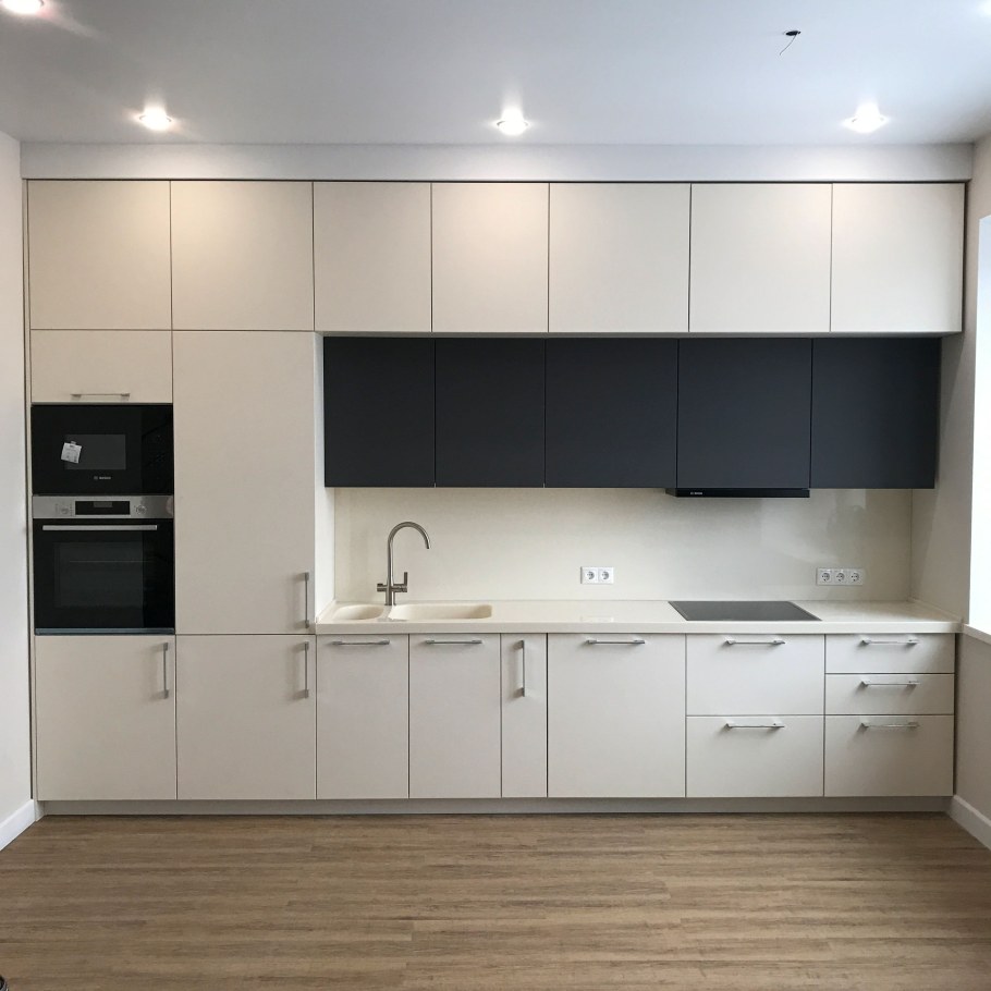 Белая кухня до потолка