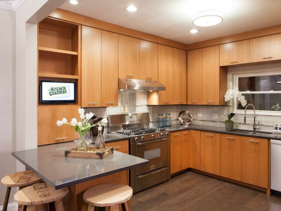 Угловая кухня в светлых тонах