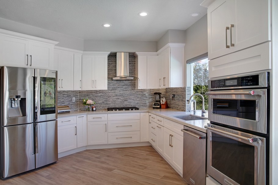 Угловая кухня со шкафами до потолка