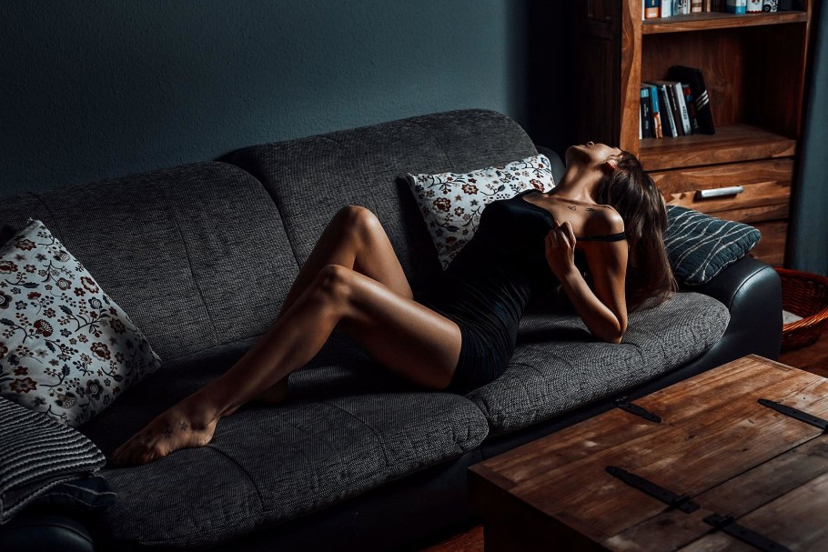 Девушки позируют на диване