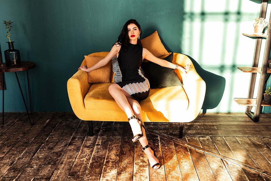 Девушка на диване