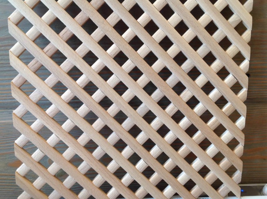 Деревянная решетка для беседки