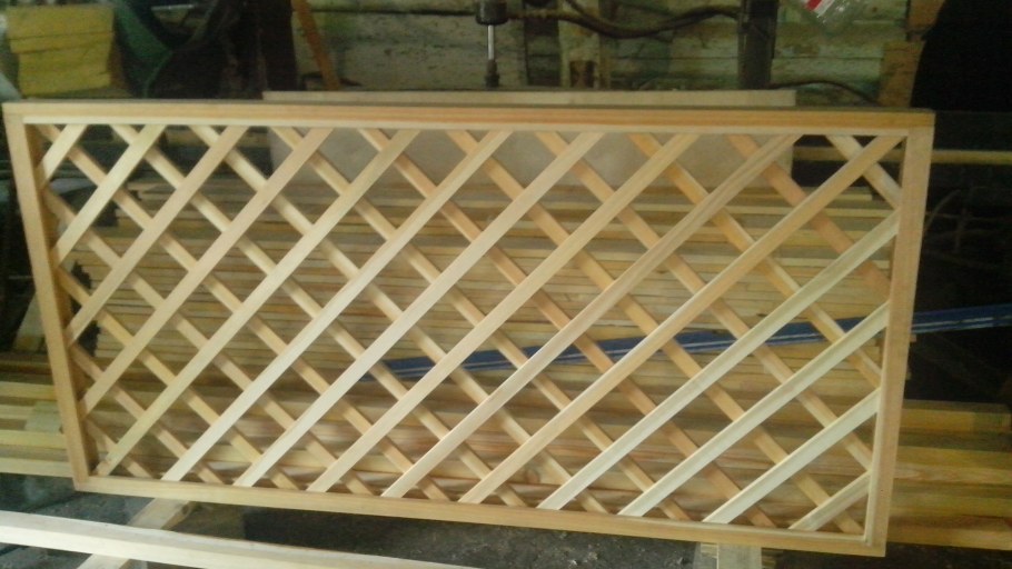 Деревянная решетка для беседки