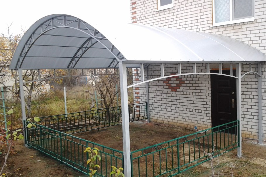 Навес с шиферной крышей