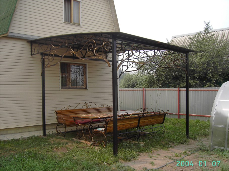 Дачный навес к дому из металла