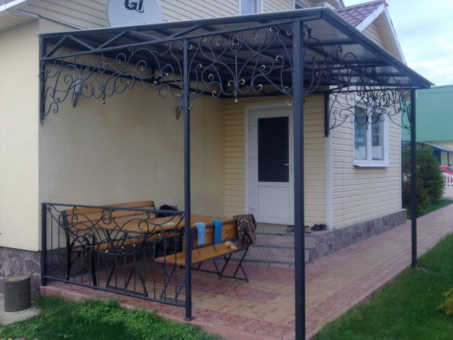 Навес над крыльцом на даче