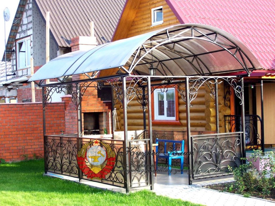 Железный навес к деревянному дому