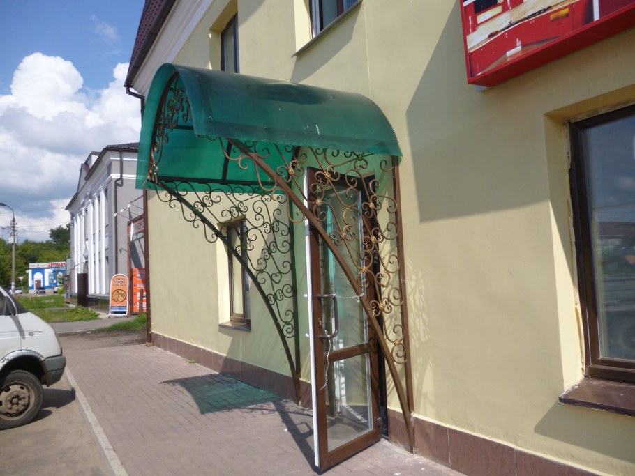 Козырек над входом в здание из профлиста