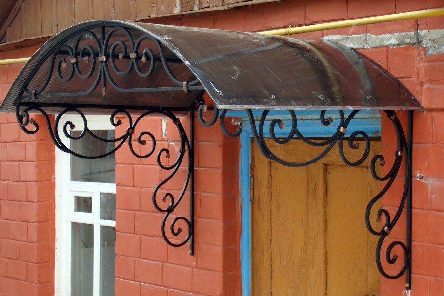 Навес над крыльцом из металлопрофиля